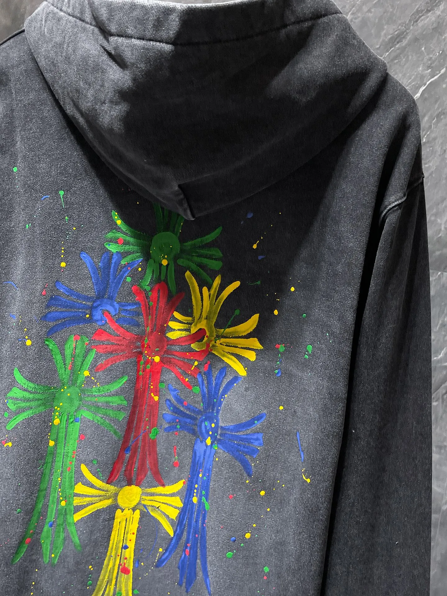 P276 Chrome Hearts Autumn and Winter 2025 new products available at counters simultaneously, hand-painted and washed style! ! High gram weight, environmentally friendly and high-quality top-quality fabrics. Crow graffiti colorful cross hand-painted washed hoodies. Counter synchronization. Re-engraved version 1:1. Recommended color: black. Size: S, M, L, XL.